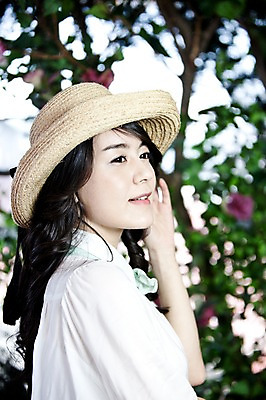 포토 JPG 주간 나무 식물 모자 여자 신부 포즈 결혼 잎 한명 미소 웃음 사람 동양인 손짓 상반신 20대 성인 야외 옆모습 한국인 여자만 여자한명만 성인여자만 청년만 청년여자만 성인한명만 청년여자한명만 성인여자한명만 성인만 국내포토 자연요소 1 잡화 뷰포인트 모션 표정 인종 이벤트 청년 파일형식