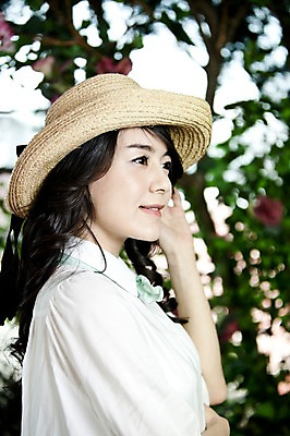 포토 JPG 주간 나무 식물 모자 여자 신부 포즈 결혼 잎 한명 미소 웃음 사람 동양인 손짓 상반신 20대 성인 야외 옆모습 한국인 여자만 여자한명만 성인여자만 청년만 청년여자만 성인한명만 청년여자한명만 성인여자한명만 성인만 국내포토 자연요소 1 잡화 뷰포인트 모션 표정 인종 이벤트 청년 파일형식