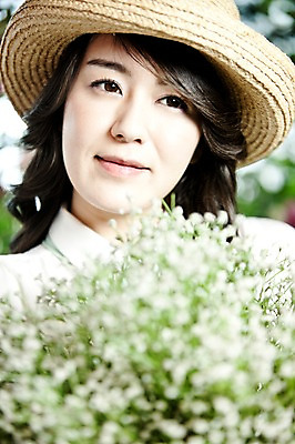 포토 JPG 주간 식물 모자 여자 꽃 신부 꽃다발 포즈 결혼 한명 사람 동양인 손짓 상반신 20대 성인 야외 앞모습 한국인 안개꽃 여자만 여자한명만 성인여자만 청년만 청년여자만 성인한명만 청년여자한명만 성인여자한명만 성인만 국내포토 자연요소 1 잡화 뷰포인트 모션 인종 이벤트 청년 한해살이풀 파일형식