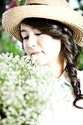 포토 JPG 주간 식물 모자 여자 꽃 신부 꽃다발 포즈 결혼 한명 사람 동양인 손짓 상반신 20대 성인 야외 옆모습 한국인 안개꽃 여자만 여자한명만 성인여자만 청년만 청년여자만 성인한명만 청년여자한명만 성인여자한명만 성인만 국내포토 자연요소 1 잡화 뷰포인트 모션 인종 이벤트 청년 한해살이풀 파일형식