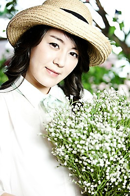 포토 JPG 주간 식물 모자 여자 꽃 신부 꽃다발 포즈 결혼 한명 사람 동양인 손짓 상반신 20대 성인 야외 앞모습 한국인 안개꽃 여자만 여자한명만 성인여자만 청년만 청년여자만 성인한명만 청년여자한명만 성인여자한명만 성인만 국내포토 자연요소 1 잡화 뷰포인트 모션 인종 이벤트 청년 한해살이풀 파일형식