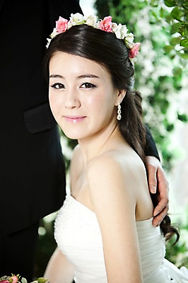 포토 JPG 커플 드레스 여자 남자 신부 웨딩드레스 포즈 신랑 결혼 장신구 결혼식 실내 사람 동양인 정장 손짓 이벤트 상반신 20대 성인 두명 앞모습 귀걸이 화관 한국인 청년만 성인만 국내포토 옷 꽃 뷰포인트 관계 모션 인종 청년 내부 파일형식