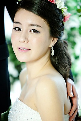 포토 JPG 커플 드레스 여자 남자 신부 웨딩드레스 포즈 신랑 결혼 장신구 결혼식 실내 사람 동양인 정장 손짓 이벤트 상반신 20대 성인 두명 앞모습 귀걸이 화관 한국인 청년만 성인만 국내포토 옷 꽃 뷰포인트 관계 모션 인종 청년 내부 파일형식