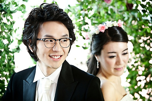 포토 JPG 식물 커플 드레스 여자 남자 신부 웨딩드레스 포즈 신랑 결혼 잎 장신구 결혼식 나뭇잎 실내 미소 웃음 사람 동양인 정장 손짓 이벤트 상반신 20대 성인 두명 앞모습 귀걸이 화관 한국인 청년만 성인만 국내포토 옷 꽃 뷰포인트 관계 모션 표정 인종 청년 내부 파일형식