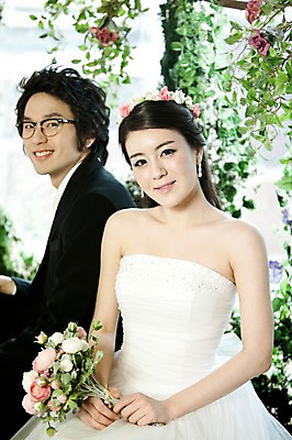 포토 JPG 식물 커플 드레스 여자 남자 꽃 신부 부케 웨딩드레스 포즈 신랑 결혼 잎 장신구 결혼식 나뭇잎 실내 미소 웃음 사람 앉기 동양인 정장 손짓 이벤트 상반신 20대 성인 두명 앞모습 귀걸이 화관 한국인 청년만 성인만 국내포토 옷 뷰포인트 꽃다발 관계 모션 표정 인종 청년 내부 파일형식