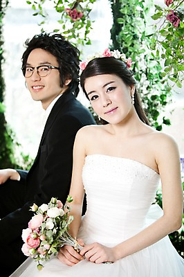 포토 JPG 식물 커플 드레스 여자 남자 꽃 신부 부케 웨딩드레스 포즈 신랑 결혼 잎 장신구 결혼식 나뭇잎 실내 미소 웃음 사람 앉기 동양인 정장 손짓 이벤트 상반신 20대 성인 두명 앞모습 귀걸이 화관 한국인 청년만 성인만 국내포토 옷 뷰포인트 꽃다발 관계 모션 표정 인종 청년 내부 파일형식