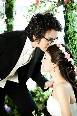 포토 JPG 나무 식물 커플 드레스 여자 남자 신부 웨딩드레스 포즈 신랑 결혼 잎 장신구 결혼식 나뭇잎 키스 실내 사람 동양인 정장 손짓 이벤트 상반신 20대 성인 두명 앞모습 귀걸이 화관 한국인 청년만 성인만 국내포토 옷 꽃 뷰포인트 관계 모션 인종 청년 내부 애정표현 파일형식