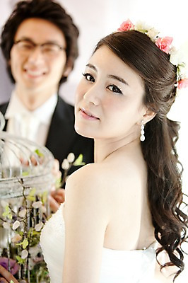 포토 JPG 식물 커플 드레스 여자 남자 신부 웨딩드레스 포즈 신랑 결혼 잎 장신구 결혼식 실내 미소 웃음 사람 동양인 정장 손짓 이벤트 상반신 20대 성인 두명 귀걸이 화관 한국인 청년만 성인만 국내포토 옷 꽃 관계 모션 표정 인종 청년 내부 파일형식