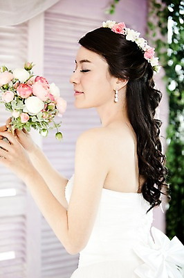 포토 JPG 식물 드레스 옷 여자 기념일 꽃 신부 부케 웨딩드레스 포즈 결혼 장신구 실내 한명 사람 동양인 손짓 이벤트 상반신 20대 성인 옆모습 귀걸이 화관 한국인 보석 향기 냄새 머리장식 여자만 여자한명만 성인여자만 청년만 청년여자만 성인한명만 청년여자한명만 성인여자한명만 성인만 국내포토 1 뷰포인트 꽃다발 모션 인종 청년 내부 장식 광석 파일형식