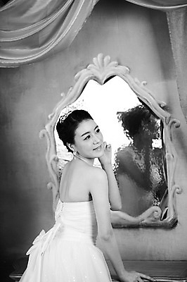 포토 JPG 드레스 옷 여자 기념일 신부 웨딩드레스 포즈 결혼 장신구 왕관 흑백 실내 한명 미소 웃음 사람 동양인 손짓 이벤트 상반신 20대 성인 뒷모습 귀걸이 거울 한국인 보석 티아라 여자만 여자한명만 성인여자만 청년만 청년여자만 성인한명만 청년여자한명만 성인여자한명만 성인만 국내포토 1 뷰포인트 모션 촬영기법 표정 인종 청년 내부 광석 파일형식