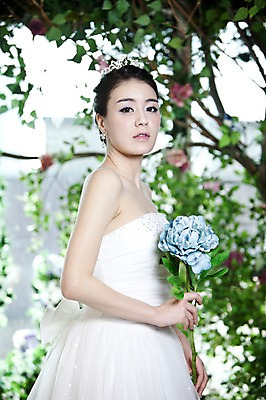 포토 JPG 나무 식물 드레스 옷 여자 기념일 꽃 신부 부케 웨딩드레스 포즈 결혼 잎 장신구 나뭇잎 왕관 실내 한명 서기 사람 동양인 손짓 이벤트 상반신 20대 성인 옆모습 귀걸이 한국인 보석 티아라 여자만 여자한명만 성인여자만 청년만 청년여자만 성인한명만 청년여자한명만 성인여자한명만 성인만 국내포토 1 뷰포인트 꽃다발 모션 인종 청년 내부 광석 파일형식