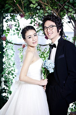 포토 JPG 나무 식물 커플 드레스 여자 남자 꽃 신부 부케 웨딩드레스 포즈 신랑 결혼 잎 장신구 결혼식 나뭇잎 왕관 실내 미소 웃음 사람 동양인 정장 손짓 이벤트 상반신 20대 성인 두명 옆모습 귀걸이 한국인 티아라 청년만 성인만 국내포토 옷 뷰포인트 꽃다발 관계 모션 표정 인종 청년 내부 파일형식