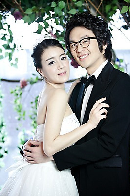 포토 JPG 나무 식물 커플 드레스 여자 남자 신부 웨딩드레스 포즈 신랑 결혼 잎 장신구 안기 포옹 결혼식 나뭇잎 왕관 실내 미소 웃음 사람 동양인 정장 손짓 이벤트 상반신 20대 성인 두명 옆모습 귀걸이 한국인 티아라 청년만 성인만 국내포토 옷 뷰포인트 관계 모션 표정 인종 청년 내부 파일형식