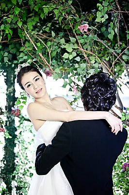 포토 JPG 나무 식물 커플 드레스 여자 남자 신부 웨딩드레스 포즈 신랑 결혼 잎 장신구 안기 포옹 결혼식 나뭇잎 왕관 실내 미소 웃음 사람 동양인 정장 손짓 이벤트 상반신 20대 성인 두명 귀걸이 한국인 티아라 청년만 성인만 국내포토 옷 관계 모션 표정 인종 청년 내부 파일형식