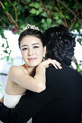 포토 JPG 나무 식물 커플 드레스 여자 남자 신부 웨딩드레스 포즈 신랑 결혼 잎 장신구 안기 포옹 결혼식 나뭇잎 왕관 실내 사람 동양인 정장 손짓 이벤트 상반신 20대 성인 두명 귀걸이 한국인 티아라 청년만 성인만 국내포토 옷 관계 모션 인종 청년 내부 파일형식