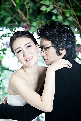 포토 JPG 나무 식물 커플 드레스 여자 남자 신부 웨딩드레스 포즈 신랑 결혼 잎 장신구 안기 포옹 결혼식 나뭇잎 왕관 실내 미소 웃음 사람 동양인 정장 손짓 이벤트 상반신 20대 성인 두명 귀걸이 한국인 티아라 청년만 성인만 국내포토 옷 관계 모션 표정 인종 청년 내부 파일형식