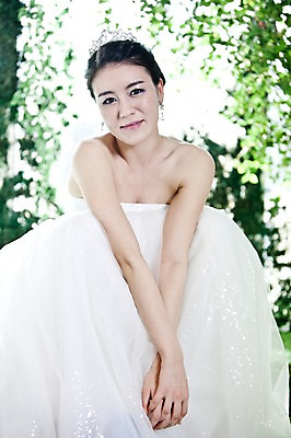 포토 JPG 전신 식물 드레스 옷 여자 기념일 신부 웨딩드레스 포즈 결혼 잎 장신구 나뭇잎 왕관 실내 한명 사람 앉기 동양인 손짓 이벤트 20대 성인 앞모습 귀걸이 한국인 보석 티아라 여자만 여자한명만 성인여자만 청년만 청년여자만 성인한명만 청년여자한명만 성인여자한명만 성인만 국내포토 1 뷰포인트 모션 인종 청년 내부 광석 파일형식