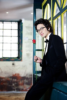 포토 JPG 전신 식물 옷 남자 꽃 포즈 신랑 결혼 창문 나비넥타이 넥타이 실내 한명 사람 앉기 동양인 정장 턱시도 손짓 이벤트 20대 성인 옆모습 장미 한국인 남자만 남자한명만 성인남자만 청년만 청년남자만 청년남자한명만 성인한명만 성인남자한명만 성인만 국내포토 1 잡화 뷰포인트 모션 인종 청년 내부 파일형식