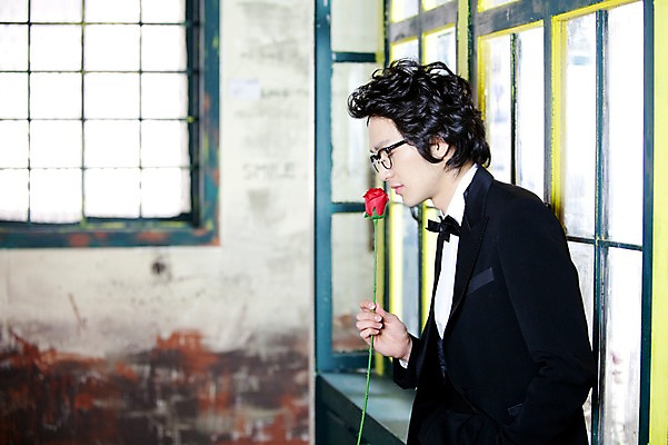 포토 JPG 식물 옷 남자 꽃 포즈 신랑 결혼 창문 나비넥타이 넥타이 실내 한명 사람 앉기 동양인 정장 턱시도 손짓 이벤트 상반신 20대 성인 옆모습 장미 한국인 남자만 남자한명만 성인남자만 청년만 청년남자만 청년남자한명만 성인한명만 성인남자한명만 성인만 국내포토 1 잡화 뷰포인트 모션 인종 청년 내부 파일형식