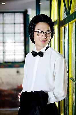 포토 JPG 옷 남자 포즈 신랑 결혼 셔츠 와이셔츠 나비넥타이 넥타이 실내 한명 서기 미소 웃음 사람 동양인 정장 턱시도 손짓 이벤트 상반신 20대 성인 앞모습 한국인 남자만 남자한명만 성인남자만 청년만 청년남자만 청년남자한명만 성인한명만 성인남자한명만 성인만 국내포토 1 잡화 뷰포인트 상의 모션 표정 인종 청년 내부 파일형식