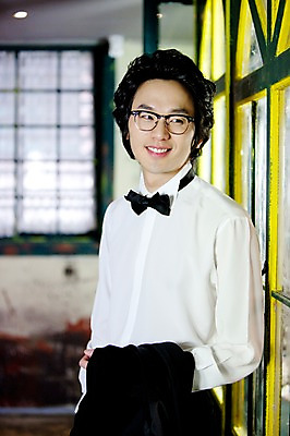 포토 JPG 옷 남자 포즈 신랑 결혼 셔츠 와이셔츠 나비넥타이 넥타이 실내 한명 서기 미소 웃음 사람 동양인 정장 턱시도 손짓 이벤트 상반신 20대 성인 앞모습 한국인 남자만 남자한명만 성인남자만 청년만 청년남자만 청년남자한명만 성인한명만 성인남자한명만 성인만 국내포토 1 잡화 뷰포인트 상의 모션 표정 인종 청년 내부 파일형식