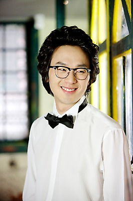 포토 JPG 옷 남자 포즈 신랑 결혼 셔츠 와이셔츠 나비넥타이 넥타이 실내 한명 서기 미소 웃음 사람 동양인 정장 턱시도 손짓 이벤트 상반신 20대 성인 앞모습 한국인 남자만 남자한명만 성인남자만 청년만 청년남자만 청년남자한명만 성인한명만 성인남자한명만 성인만 국내포토 1 잡화 뷰포인트 상의 모션 표정 인종 청년 내부 파일형식