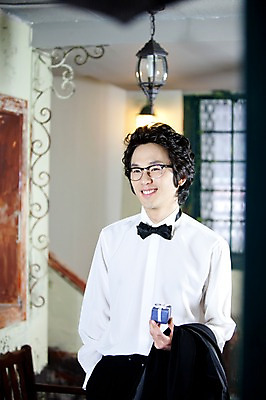 포토 JPG 옷 남자 포즈 신랑 결혼 프로포즈 셔츠 와이셔츠 장신구 나비넥타이 넥타이 조명 실내 선물 한명 서기 미소 웃음 사람 동양인 정장 턱시도 손짓 이벤트 상반신 20대 성인 앞모습 한국인 보석 남자만 남자한명만 성인남자만 청년만 청년남자만 청년남자한명만 성인한명만 성인남자한명만 성인만 국내포토 1 잡화 뷰포인트 상의 모션 표정 인종 청년 내부 광석 파일형식