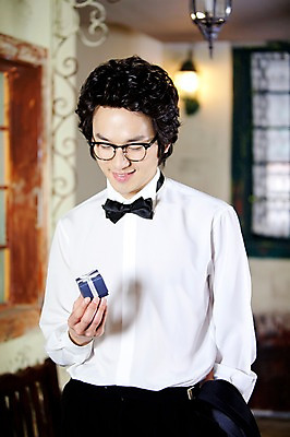 포토 JPG 옷 남자 포즈 신랑 결혼 프로포즈 셔츠 와이셔츠 장신구 나비넥타이 넥타이 조명 실내 선물 한명 서기 미소 웃음 사람 동양인 정장 턱시도 손짓 이벤트 상반신 20대 성인 앞모습 한국인 보석 남자만 남자한명만 성인남자만 청년만 청년남자만 청년남자한명만 성인한명만 성인남자한명만 성인만 국내포토 1 잡화 뷰포인트 상의 모션 표정 인종 청년 내부 광석 파일형식