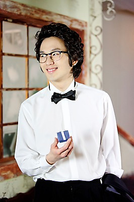 포토 JPG 옷 남자 포즈 신랑 결혼 프로포즈 셔츠 와이셔츠 장신구 나비넥타이 넥타이 실내 선물 한명 서기 미소 웃음 사람 동양인 정장 턱시도 손짓 이벤트 상반신 20대 성인 앞모습 한국인 보석 남자만 남자한명만 성인남자만 청년만 청년남자만 청년남자한명만 성인한명만 성인남자한명만 성인만 국내포토 1 잡화 뷰포인트 상의 모션 표정 인종 청년 내부 광석 파일형식