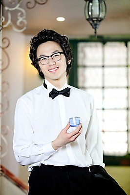 포토 JPG 옷 남자 포즈 신랑 결혼 프로포즈 셔츠 와이셔츠 장신구 나비넥타이 넥타이 실내 선물 한명 서기 미소 웃음 사람 동양인 정장 턱시도 손짓 이벤트 상반신 20대 성인 앞모습 한국인 보석 남자만 남자한명만 성인남자만 청년만 청년남자만 청년남자한명만 성인한명만 성인남자한명만 성인만 국내포토 1 잡화 뷰포인트 상의 모션 표정 인종 청년 내부 광석 파일형식