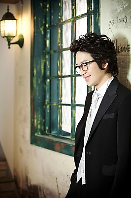 포토 JPG 옷 남자 포즈 신랑 결혼 창문 넥타이 조명 실내 한명 서기 미소 웃음 사람 동양인 정장 턱시도 손짓 이벤트 상반신 20대 성인 옆모습 한국인 남자만 남자한명만 성인남자만 청년만 청년남자만 청년남자한명만 성인한명만 성인남자한명만 성인만 국내포토 1 잡화 뷰포인트 모션 표정 인종 청년 내부 파일형식