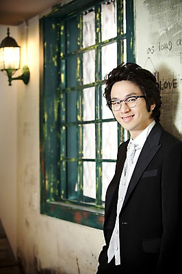 포토 JPG 옷 남자 포즈 신랑 결혼 창문 넥타이 실내 한명 서기 미소 웃음 사람 동양인 정장 턱시도 손짓 이벤트 상반신 20대 성인 한국인 등불 남자만 남자한명만 성인남자만 청년만 청년남자만 청년남자한명만 성인한명만 성인남자한명만 성인만 국내포토 1 잡화 모션 조명 표정 인종 청년 내부 파일형식