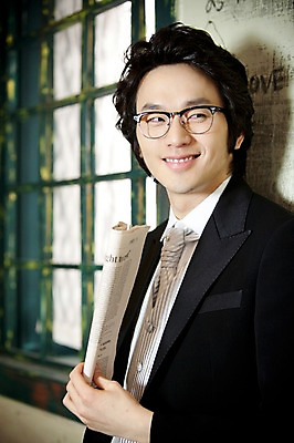 포토 JPG 옷 남자 포즈 신랑 결혼 창문 넥타이 실내 한명 서기 미소 웃음 사람 동양인 정장 턱시도 손짓 이벤트 상반신 20대 성인 앞모습 한국인 신문 남자만 남자한명만 성인남자만 청년만 청년남자만 청년남자한명만 성인한명만 성인남자한명만 성인만 국내포토 1 잡화 뷰포인트 모션 표정 인종 청년 내부 간행물 뉴스 파일형식