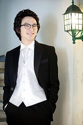 포토 JPG 옷 남자 포즈 신랑 결혼 넥타이 조명 실내 한명 서기 미소 웃음 사람 동양인 정장 턱시도 손짓 이벤트 상반신 20대 성인 앞모습 한국인 남자만 남자한명만 성인남자만 청년만 청년남자만 청년남자한명만 성인한명만 성인남자한명만 성인만 국내포토 1 잡화 뷰포인트 모션 표정 인종 청년 내부 파일형식