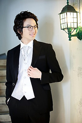 포토 JPG 옷 남자 포즈 신랑 결혼 넥타이 조명 실내 한명 서기 미소 웃음 사람 동양인 정장 턱시도 손짓 이벤트 상반신 20대 성인 앞모습 한국인 남자만 남자한명만 성인남자만 청년만 청년남자만 청년남자한명만 성인한명만 성인남자한명만 성인만 국내포토 1 잡화 뷰포인트 모션 표정 인종 청년 내부 파일형식