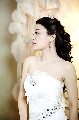 포토 JPG 드레스 옷 여자 기념일 신부 웨딩드레스 포즈 결혼 장신구 왕관 실내 한명 사람 동양인 손짓 이벤트 상반신 20대 성인 옆모습 귀걸이 한국인 보석 티아라 여자만 여자한명만 성인여자만 청년만 청년여자만 성인한명만 청년여자한명만 성인여자한명만 성인만 국내포토 1 뷰포인트 모션 인종 청년 내부 광석 파일형식