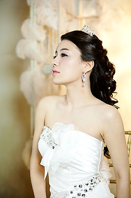 포토 JPG 드레스 옷 여자 기념일 신부 웨딩드레스 포즈 결혼 장신구 왕관 실내 한명 사람 동양인 손짓 이벤트 상반신 20대 성인 옆모습 귀걸이 한국인 보석 티아라 여자만 여자한명만 성인여자만 청년만 청년여자만 성인한명만 청년여자한명만 성인여자한명만 성인만 국내포토 1 뷰포인트 모션 인종 청년 내부 광석 파일형식