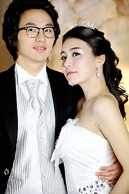 포토 JPG 커플 드레스 여자 남자 신부 웨딩드레스 포즈 신랑 결혼 장신구 안기 결혼식 넥타이 왕관 실내 서기 사람 동양인 정장 손짓 이벤트 상반신 20대 성인 두명 귀걸이 한국인 티아라 청년만 성인만 국내포토 잡화 옷 관계 모션 인종 청년 내부 파일형식