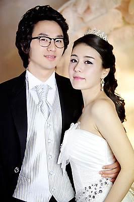 포토 JPG 커플 드레스 여자 남자 신부 웨딩드레스 포즈 신랑 결혼 장신구 안기 결혼식 넥타이 왕관 실내 서기 사람 동양인 정장 손짓 이벤트 상반신 20대 성인 두명 귀걸이 한국인 티아라 청년만 성인만 국내포토 잡화 옷 관계 모션 인종 청년 내부 파일형식