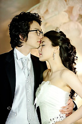 포토 JPG 커플 드레스 여자 남자 신부 웨딩드레스 포즈 신랑 결혼 장신구 안기 결혼식 넥타이 왕관 키스 실내 서기 사람 동양인 정장 손짓 이벤트 상반신 20대 성인 두명 옆모습 마주보기 귀걸이 한국인 티아라 청년만 성인만 국내포토 잡화 옷 뷰포인트 관계 모션 인종 청년 내부 애정표현 파일형식