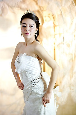 포토 JPG 드레스 옷 여자 기념일 신부 웨딩드레스 포즈 결혼 장신구 왕관 실내 한명 서기 사람 동양인 손짓 이벤트 상반신 20대 성인 옆모습 귀걸이 한국인 보석 티아라 여자만 여자한명만 성인여자만 청년만 청년여자만 성인한명만 청년여자한명만 성인여자한명만 성인만 국내포토 1 뷰포인트 모션 인종 청년 내부 광석 파일형식