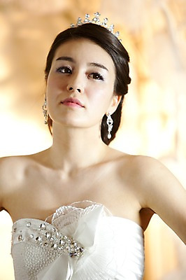 포토 JPG 드레스 옷 여자 기념일 신부 웨딩드레스 포즈 결혼 장신구 왕관 실내 한명 사람 동양인 손짓 이벤트 상반신 20대 성인 앞모습 귀걸이 한국인 보석 티아라 여자만 여자한명만 성인여자만 청년만 청년여자만 성인한명만 청년여자한명만 성인여자한명만 성인만 국내포토 1 뷰포인트 모션 인종 청년 내부 광석 파일형식