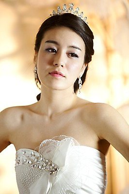 포토 JPG 드레스 옷 여자 기념일 신부 웨딩드레스 포즈 결혼 장신구 왕관 실내 한명 사람 동양인 손짓 이벤트 상반신 20대 성인 앞모습 귀걸이 한국인 보석 티아라 여자만 여자한명만 성인여자만 청년만 청년여자만 성인한명만 청년여자한명만 성인여자한명만 성인만 국내포토 1 뷰포인트 모션 인종 청년 내부 광석 파일형식