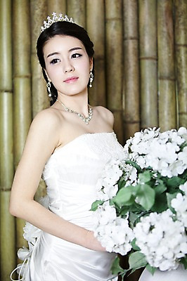 포토 JPG 식물 드레스 옷 여자 기념일 꽃 신부 부케 웨딩드레스 포즈 결혼 장신구 왕관 실내 한명 사람 동양인 손짓 이벤트 상반신 20대 성인 옆모습 귀걸이 한국인 보석 티아라 여자만 여자한명만 성인여자만 청년만 청년여자만 성인한명만 청년여자한명만 성인여자한명만 성인만 국내포토 1 뷰포인트 꽃다발 모션 인종 청년 내부 광석 파일형식