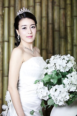 포토 JPG 식물 드레스 옷 여자 기념일 꽃 신부 부케 웨딩드레스 포즈 결혼 장신구 왕관 실내 한명 사람 동양인 손짓 이벤트 상반신 20대 성인 옆모습 귀걸이 한국인 보석 티아라 여자만 여자한명만 성인여자만 청년만 청년여자만 성인한명만 청년여자한명만 성인여자한명만 성인만 국내포토 1 뷰포인트 꽃다발 모션 인종 청년 내부 광석 파일형식