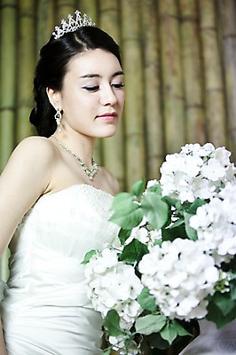 포토 JPG 식물 드레스 옷 여자 기념일 꽃 신부 부케 웨딩드레스 포즈 결혼 장신구 왕관 실내 한명 사람 동양인 손짓 이벤트 상반신 20대 성인 옆모습 귀걸이 한국인 보석 티아라 여자만 여자한명만 성인여자만 청년만 청년여자만 성인한명만 청년여자한명만 성인여자한명만 성인만 국내포토 1 뷰포인트 꽃다발 모션 인종 청년 내부 광석 파일형식