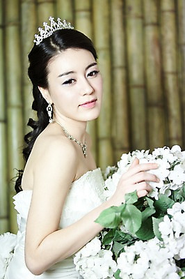 포토 JPG 식물 드레스 옷 여자 기념일 꽃 신부 부케 웨딩드레스 포즈 결혼 장신구 왕관 실내 한명 사람 동양인 손짓 이벤트 상반신 20대 성인 옆모습 귀걸이 한국인 보석 티아라 여자만 여자한명만 성인여자만 청년만 청년여자만 성인한명만 청년여자한명만 성인여자한명만 성인만 국내포토 1 뷰포인트 꽃다발 모션 인종 청년 내부 광석 파일형식