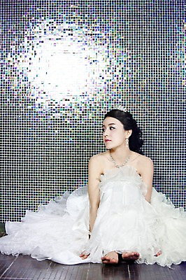 포토 JPG 전신 드레스 옷 여자 기념일 신부 웨딩드레스 포즈 결혼 장신구 왕관 실내 한명 사람 앉기 동양인 손짓 이벤트 20대 성인 옆모습 귀걸이 한국인 보석 티아라 여자만 여자한명만 성인여자만 청년만 청년여자만 성인한명만 청년여자한명만 성인여자한명만 성인만 국내포토 1 뷰포인트 모션 인종 청년 내부 광석 파일형식