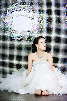 포토 JPG 전신 드레스 옷 여자 기념일 신부 웨딩드레스 포즈 결혼 장신구 왕관 실내 한명 사람 앉기 동양인 손짓 이벤트 20대 성인 옆모습 귀걸이 한국인 보석 티아라 여자만 여자한명만 성인여자만 청년만 청년여자만 성인한명만 청년여자한명만 성인여자한명만 성인만 국내포토 1 뷰포인트 모션 인종 청년 내부 광석 파일형식