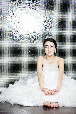 포토 JPG 전신 드레스 옷 여자 기념일 신부 웨딩드레스 포즈 결혼 장신구 왕관 실내 한명 사람 앉기 동양인 손짓 이벤트 20대 성인 앞모습 귀걸이 한국인 보석 티아라 여자만 여자한명만 성인여자만 청년만 청년여자만 성인한명만 청년여자한명만 성인여자한명만 성인만 국내포토 1 뷰포인트 모션 인종 청년 내부 광석 파일형식